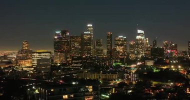 Los Angeles şehir merkezinin gece hava görüntüsü. Skyline, Los Angeles Finans Bölgesi, Kaliforniya. Geceleri Los Angeles şehir merkezindeki binalar. Los Angeles, ABD 'deki gece şehrinin havadan görüntüsü