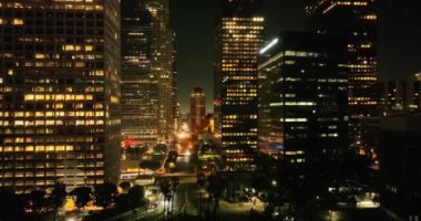 Los Angeles gece şehrinin hava manzarası. Los Angeles şehri, gün batımında gökyüzü manzaralı. Los Angeles şehir merkezi, Kaliforniya, ABD şafakta gökyüzü