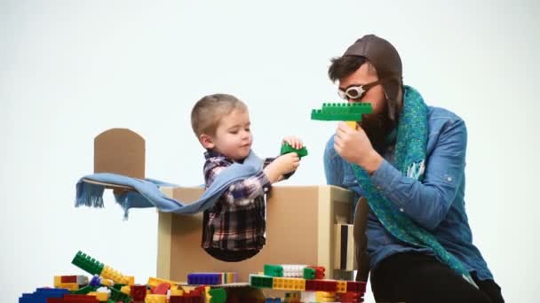 아들은 아빠랑 아버지의 아버지와 아들은 장난감 비행기 아빠와 아이의 조종사의 — 비디오