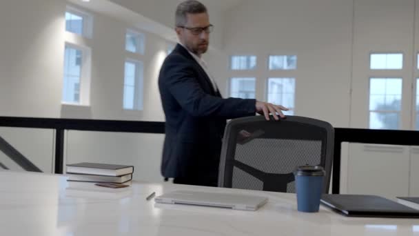 Geschäftsmann Direktor Beginnt Seine Arbeit Büroangestellte Kommt Von Der Arbeit — Stockvideo