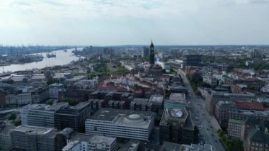 Hamburg, Almanya 'da hava manzarası. Şehir manzarası, Hamburg şehir merkezindeki elbe nehri. Hamburg 'un en ünlü tarihi bölgesi. Hamburg 'un üstünden uç.