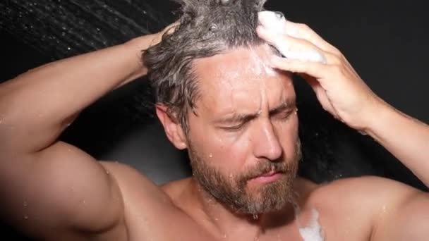Латиноамериканець Миє Волосся Ванній Кімнаті Хлопець Купається Ванній Чоловіче Обличчя — стокове відео