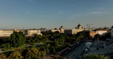 Viyana ufuk çizgisinin havadan görüntüsü. Avusturya, Viyana 'daki katedraller ve şehir manzarası. Avusturya 'nın tarihi şehir merkezinde Viyana hava manzarası. Şehir merkezindeki eski binalar.
