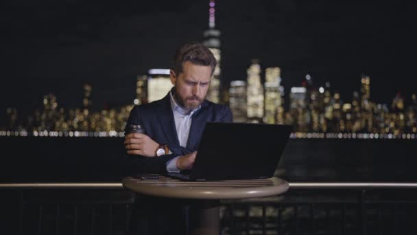 Geschäftsmann Anzug Mit Laptop Telefoniert Freien Der Nacht Von New — Stockvideo