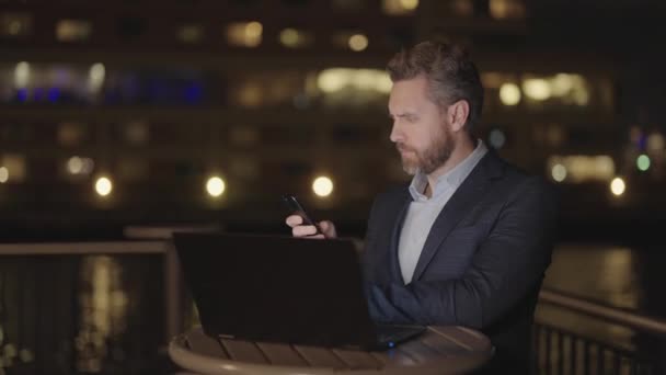Geschäftsmann Anzug Mit Laptop Telefoniert Freien Der Nacht Von New — Stockvideo