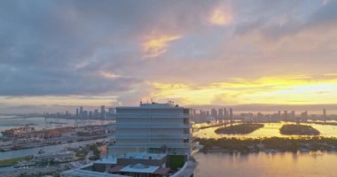 Miami 'deki Ocean Drive' ın havadan görüntüsü. Miami hava manzaralı. Art deco bölgesi, South Beach, Miami Florida. Ünlü cadde. Drone manzarası, günbatımı gökyüzü, kumsal. Miami 'de Ocean Drive. Alacakaranlık Denizi