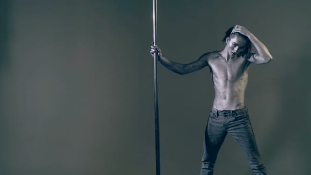 스트립 피일론에 셔츠가없는 섹시한 남성의 유연성 그리고 트릭을 아크로 바틱을 — 비디오