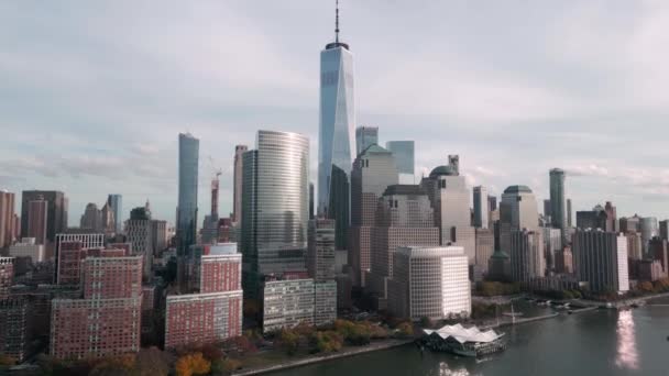 美欧约克 曼哈顿在现代建筑之间的街道上 曼哈顿的一天 纽约航景 曼哈顿从无人驾驶飞机上看到的 纽约曼哈顿天际线城市场景美国纽约州 — 图库视频影像
