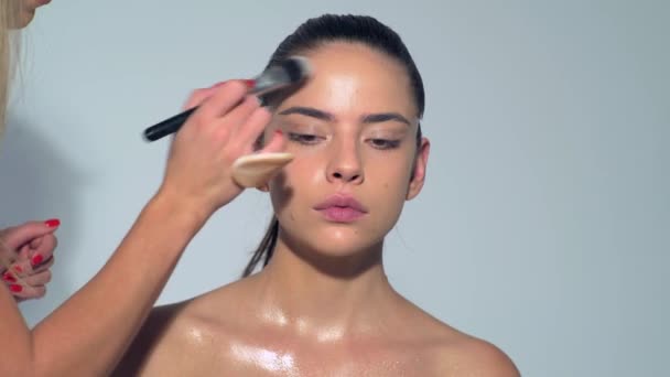 화장하는 예술가는 화장용 화장을 아름다움의 메이크업 마스터와 모델걸 만들어 아름다운 — 비디오