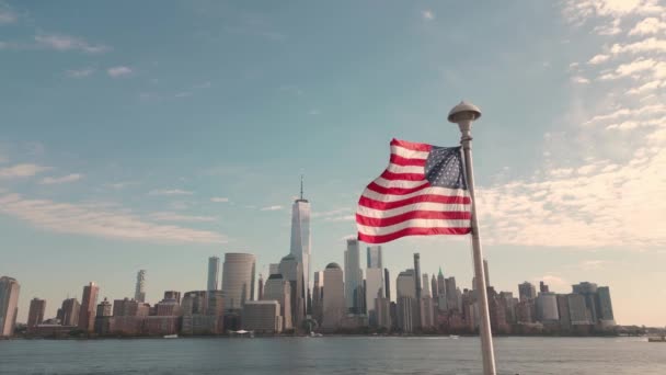 曼哈顿 纽约航景 纽约的美国国旗纪念日 退伍军人日 7月4日在纽约 美国国旗在纽约市附近飘扬 曼哈顿的景色 曼哈顿天际线 — 图库视频影像