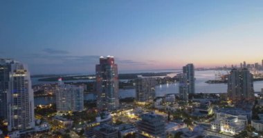 South Pointe Parkı 'nın Gece Havası manzarası. Alacakaranlıkta Miami Sahili, şafakta İHA 'dan binalar panorama. Miami Beach, South Beach, Florida, ABD. Miami 'deki lüks dairelerin panoramik görünümü