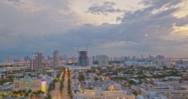 Günbatımında Miami Sahili 'nin hava aracı görüntüsü. Miami, Florida 'nın silüeti. Miami hava manzaralı, FL, ABD. Gece Güney Miami Plajı