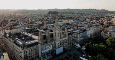Viyana Belediye Binası. Rathusplatz 'ın havadan görünüşü. Rathauspark 'taki Rathaus' un tepesinde. Rathaus Viyana 'da, belediye binasında. İnsansız hava aracı görüntüleri. Başkent Wien 'deki Rathaus Belediye Binası. Avrupa 'da seyahat