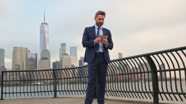 Business Man Har Dollarsedlar Över New York City Begreppet Dollarsedlar — Stockvideo