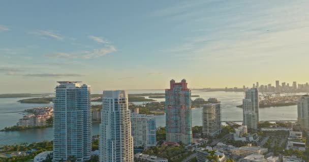 サウスビーチ マイアミビーチ フロリダ 空からの眺め パラダイス サウスポイント パークとシー オーシャン ドライブ マイアミのコリンズ通り — ストック動画