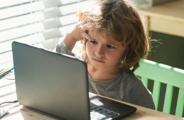 Çocuk için eğitim ve öğrenme. Defterli üzgün çocuk. Anlaması zor. Okula dönelim. Düşünen öğrenci. Ev ödevi