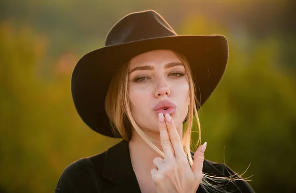 Cowgirl Cowboy Hat Finger Gun Beautiful Woman Fashion Hat Sensual — Stock Photo, Image