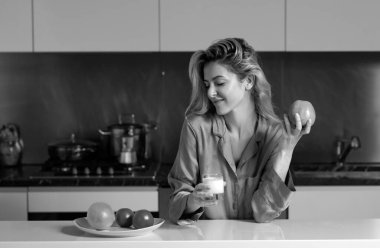 Kahvaltı için elma ve süt. Kadınlar mutfakta kahvaltı yapar, sağlıklı yemekler yer. Sağlıklı yaşam tarzı