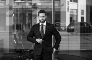 Lüks bir açık uzay iş merkezinde yönetici. Dışarıda başarılı bir iş adamı.