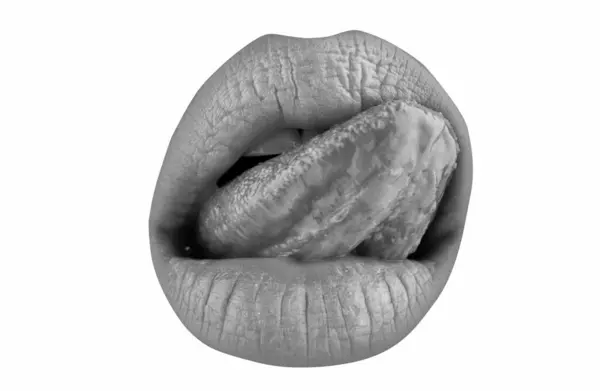 マクロ舌は唇をなめる 女性の口を閉じてください セクシー舌 — ストック写真