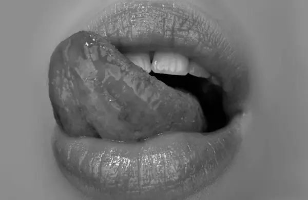 官能的な舐め方だ 芸術の赤い唇 セクシーな女性オープン口 なめる 舌を突き出す — ストック写真
