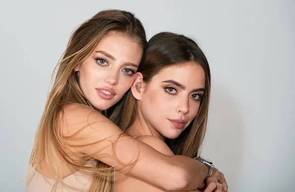 Porträtt Två Vackra Sexiga Unga Kvinnor Som Kramas Sensuella Ansikten — Stockfoto