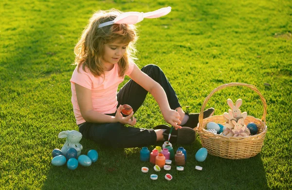 孩子们在庆祝复活节 穿着兔子服装的孩子在户外长着小兔子耳朵 有趣的男孩 复活节兔子的孩子 — 图库照片