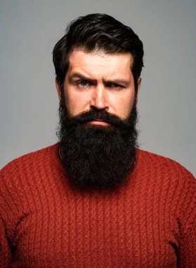 Ciddi adamın sakalı ve bıyığı var. Stüdyoda hippi adam modelleri