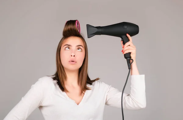 Saç Kurutma Makinesi Olan Kadın Saçları Düz Saçları Kuru Profesyonel — Stok fotoğraf