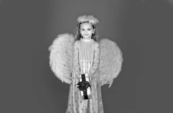 带着礼物的小天使白色翅膀的小天使带着礼物 可爱的天使小女孩 长着天使般的翅膀 与红色隔离 情人节礼物卡 — 图库照片