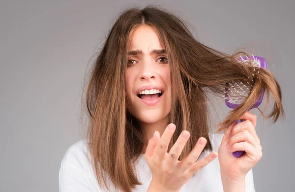 Prostowanie Kobiety Leczenie Włosów Dziewczyna Prostymi Szczotkowanymi Włosami Problemy Zaplątaniem — Zdjęcie stockowe
