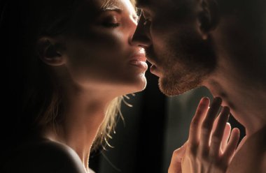 Birbirine aşık çiftler, şefkatle sarılıp öpüşüyorlar. Güzel kadın ve yakışıklı erkek arkadaş. Şehvetli çift öpücüğü. Ben de seni seviyorum. Romantik ve aşk