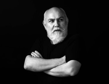 Ciddi bir kıdemli. Siyah arka planda olgun bir adamın portresi