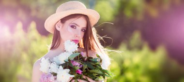 Doğal Güzellik Yüzü. Güzel Bahar Genç Kadını Doğanın tadını çıkarıyor. Yeşil Çimenli Kız. Spring Meadow 'da. Başlık web sitesi tasarımı için pankart, kopyalama alanı