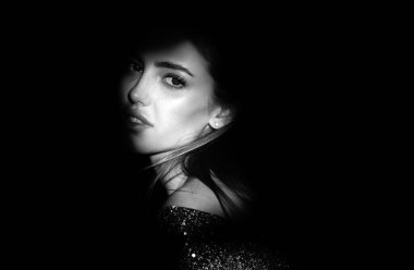 Şehvetli kız. Güzel kadın modelin güzel portresi, moda cazibeli portresi. Güzel kadın yüzü.