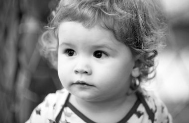 Çocuk portresi, sevimli çocuğun kafasını kapat.