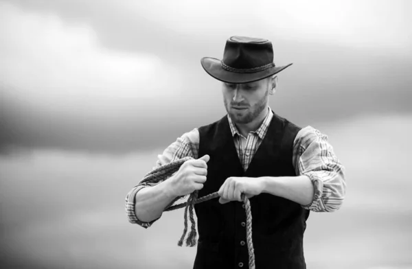 Şapkalı Bir Kovboy Batı Hayatı Yakışıklı Sakallı Batı Çiftçisi Kovboy — Stok fotoğraf