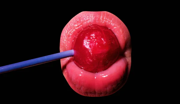 Dziewczyna Seksownymi Ustami Jedząca Chupa Chups Bliska Kobiece Usta Ssące — Zdjęcie stockowe