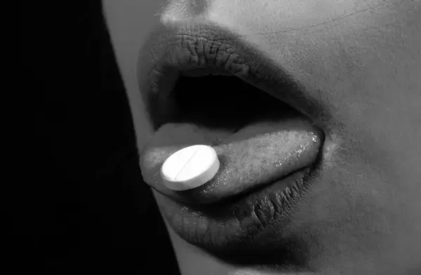 ピルと口 黒の背景に隔離された 薬のサプリメントで女性を閉じます ビタミン 自然の美しさ 健康的なライフスタイルの概念 — ストック写真