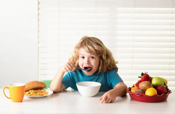 Kid Bot Äter Middag Hälsosam Kost För Barn Barn Njuta — Stockfoto