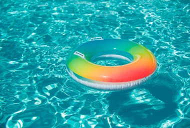 Mavi yüzme havuzunda şişme halka. Yaz havuzu suyu mükemmel bir arka plan