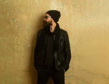 Erkek profili. Sakallı hippi. Moda erkek modeli, moda tarzı.