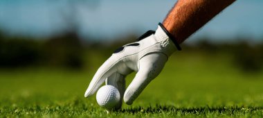 Golf eldivenli golfçü adam. Golf oyuncusu güneşli bir günde golf oynuyor, afiş