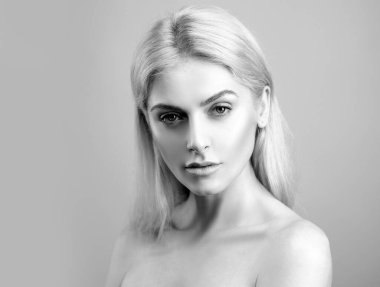 Kozmetik cilt bakımı. Şehvetli kadın doğal güzellik portresi. Makyaj yok