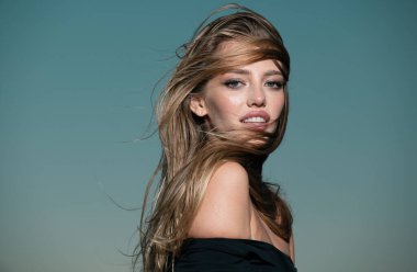 Stüdyoda poz veren seksi kadın model. Parlak saçlı güzel bir kadın. Genç kızın güzel yüzü. Güzel bir model kız. Zarif Bayan. Vogue tarzı portre yakın plan