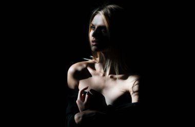 Çekici kadın portresi, koyu renk güzel yüz, siyah arka planda izole edilmiş kadın, şık seksi görünüş, stüdyodaki genç bayan.