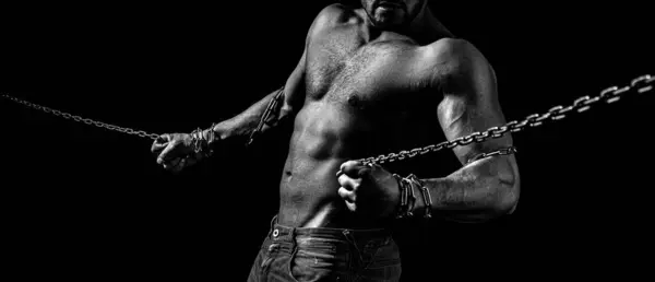 Fetter Koncepcja Zbawienia Muskularny Mężczyzna Pozujący Metalowym Łańcuchem Idealne Ciało — Zdjęcie stockowe