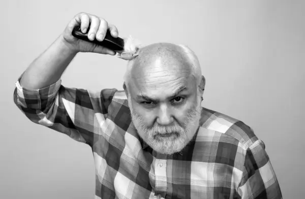 Tratamento Cabelo Velho Cortes Cabelo Homem Cinzento Careca Hairclipper Homem — Fotografia de Stock