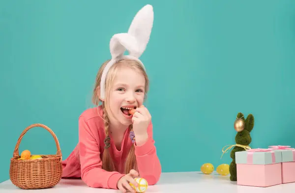 Velikonoční Dítě Dívka Králičí Kostým Izolované Modrém Pozadí Studia — Stock fotografie
