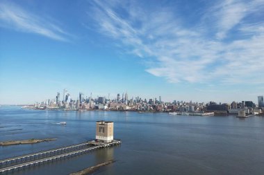 New York 'un gökdelenleri. Amerika 'ya git. New York, ABD. New York 'ta Manhattan manzarası. New York City USA Manhattan şehir merkezi finans bölgesi silüeti. Dron 'dan NYC' ye. NYC hava görüntüsü